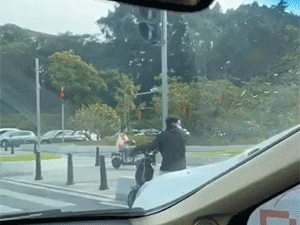 GIF：连个车把也不扶