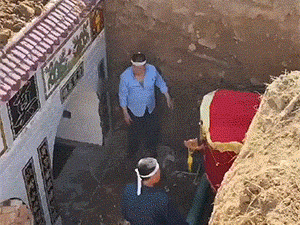 GIF：保安小哥的表情