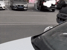 GIF：锅热好了，下鸡蛋