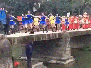 GIF：虽说要贴心服务，但距离也要控制好